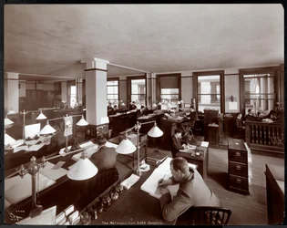 Hommes travaillant dans un bureau de la Metropolitan Life Insurance Co. à la 23e rue et Madison Avenue, New York, 1907